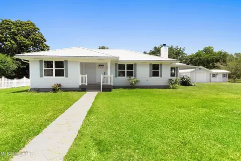 423 Ballentine St, Bay Saint Louis, MS 39520