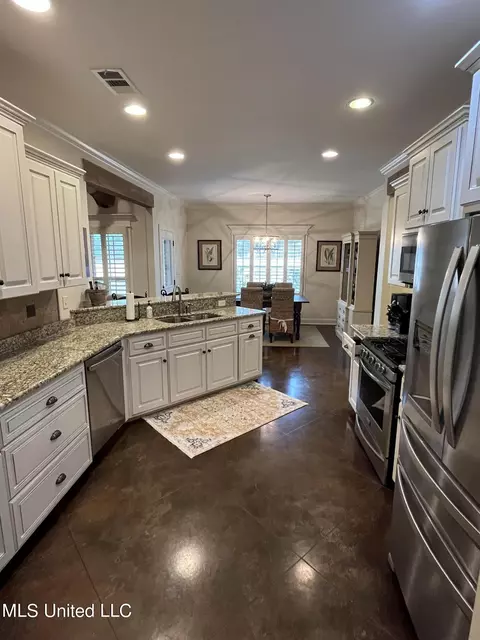 Kitchen - 854 Shadow View Dr, Hernando, MS 38632 photo 4 of 5
