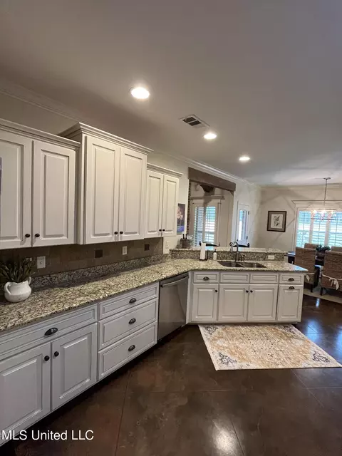 Kitchen - 854 Shadow View Dr, Hernando, MS 38632 photo 5 of 5