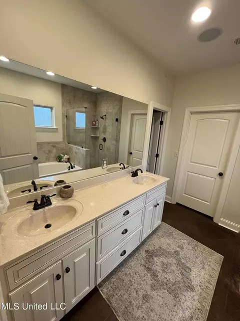 Bath - 854 Shadow View Dr, Hernando, MS 38632 photo 1 of 2