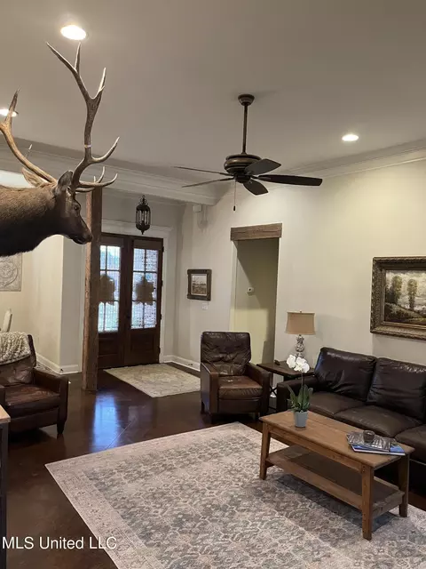 Living - 854 Shadow View Dr, Hernando, MS 38632 photo 3 of 3