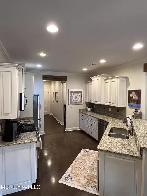 Kitchen - 854 Shadow View Dr, Hernando, MS 38632 photo 2 of 5