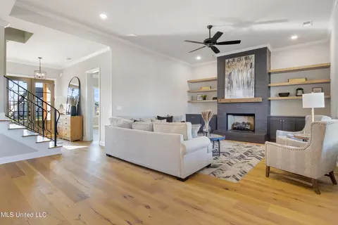 Living - 418 Oakworth Dr, Hernando, MS 38632 photo 1 of 1