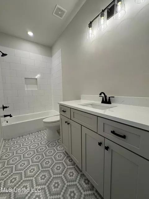 Bath - 418 Oakworth Dr, Hernando, MS 38632 photo 5 of 7