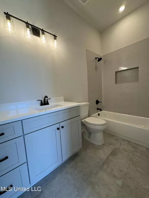 Bath - 418 Oakworth Dr, Hernando, MS 38632 photo 3 of 7