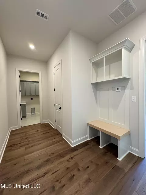 Entry Way - 418 Oakworth Dr, Hernando, MS 38632 photo 4 of 8