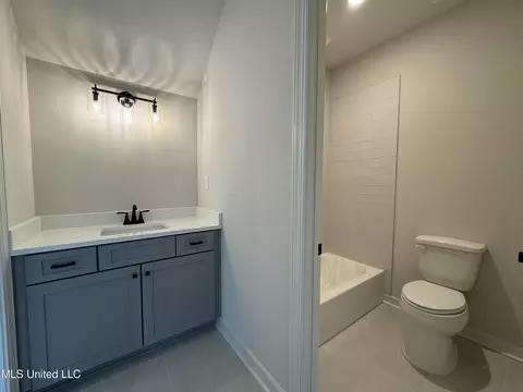 Bath - 418 Oakworth Dr, Hernando, MS 38632 photo 4 of 7