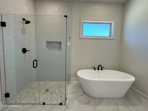 Bath - 418 Oakworth Dr, Hernando, MS 38632 photo 2 of 7