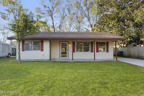 214 Woodland Cir, Ocean Springs, MS 39564