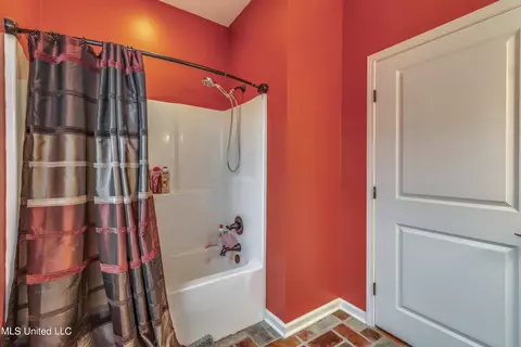 Bath - 405 Sand Stone Pl, Brandon, MS 39042 photo 6 of 8