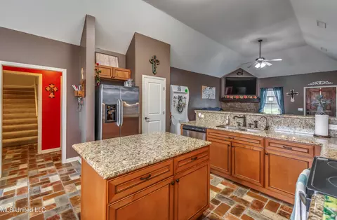 Kitchen - 405 Sand Stone Pl, Brandon, MS 39042 photo 6 of 7