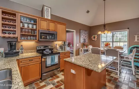 Kitchen - 405 Sand Stone Pl, Brandon, MS 39042 photo 3 of 7