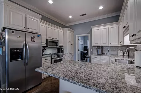 Kitchen - 205 Cannon Ridge Dr, Brandon, MS 39042 photo 2 of 3
