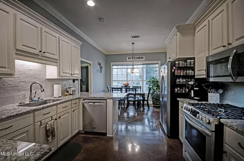 Kitchen - 205 Cannon Ridge Dr, Brandon, MS 39042 photo 3 of 3