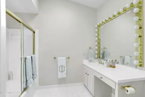 Bath - 225 Glenway Dr, Jackson, MS 39216 photo 2 of 3