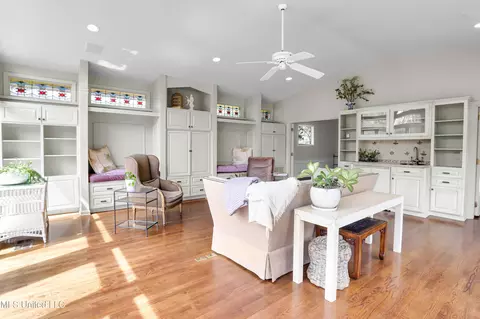 Living - 225 Glenway Dr, Jackson, MS 39216 photo 4 of 4