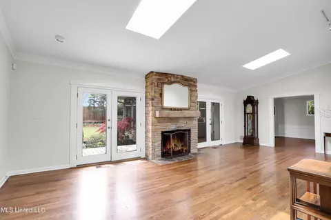 Living - 225 Glenway Dr, Jackson, MS 39216 photo 1 of 4