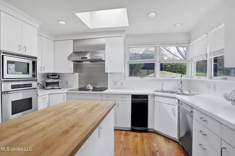 Kitchen - 225 Glenway Dr, Jackson, MS 39216 photo 2 of 2