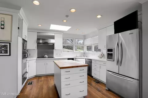 Kitchen - 225 Glenway Dr, Jackson, MS 39216 photo 1 of 2