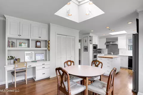 Dining - 225 Glenway Dr, Jackson, MS 39216 photo 2 of 4