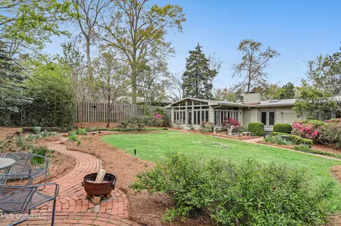 Exterior - 225 Glenway Dr, Jackson, MS 39216 photo 6 of 8