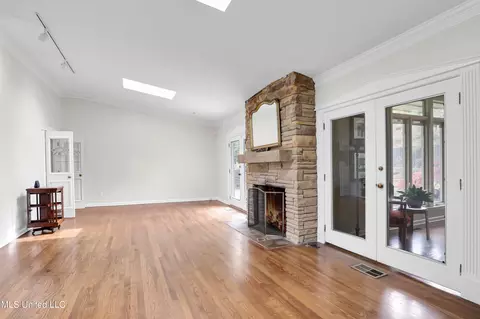 Living - 225 Glenway Dr, Jackson, MS 39216 photo 2 of 4