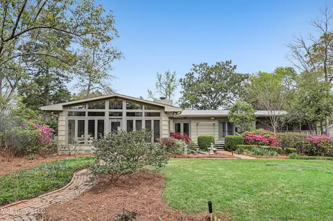 Exterior - 225 Glenway Dr, Jackson, MS 39216 photo 5 of 8