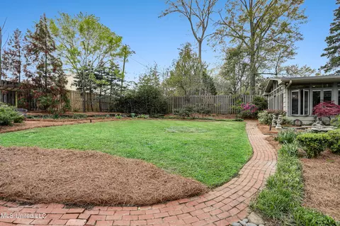 Exterior - 225 Glenway Dr, Jackson, MS 39216 photo 7 of 8