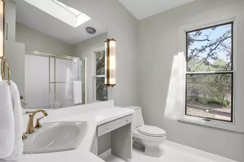 Bath - 225 Glenway Dr, Jackson, MS 39216 photo 1 of 3