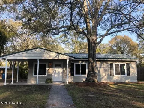 1018 Oliver St, Pascagoula, MS 39567