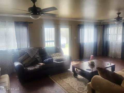 Living - 6012 Hernando Rd, Byhalia, MS 38611 photo 2 of 4