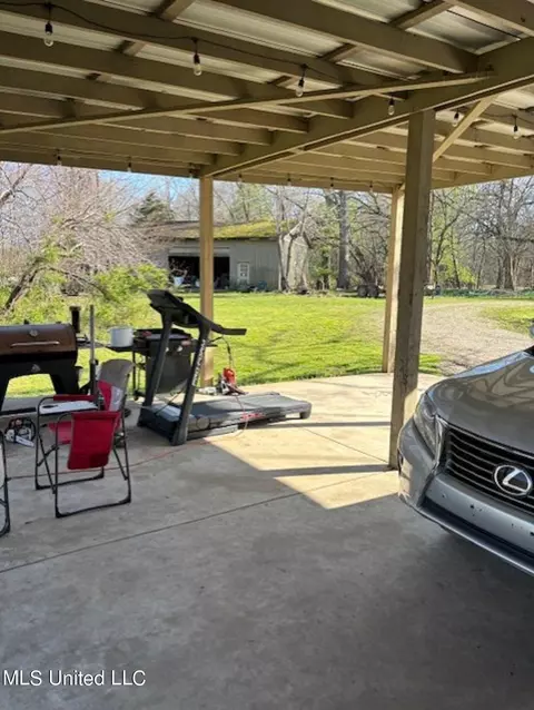 Exterior - 6012 Hernando Rd, Byhalia, MS 38611 photo 5 of 6