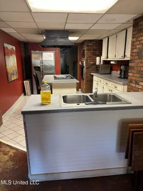 Kitchen - 6012 Hernando Rd, Byhalia, MS 38611 photo 4 of 5