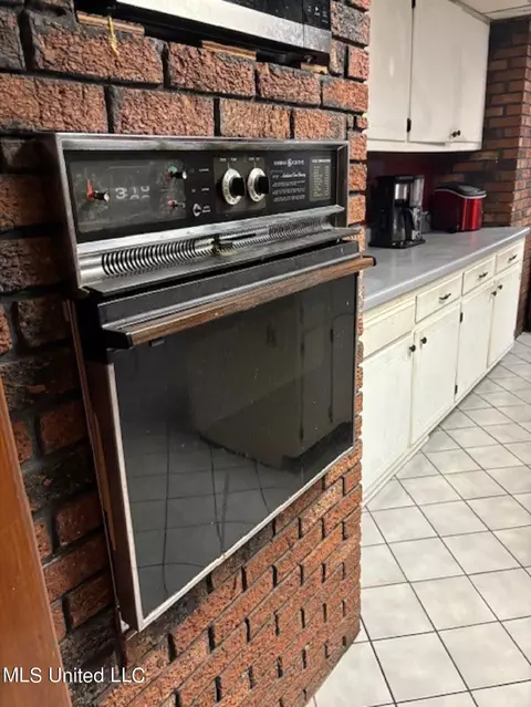 Kitchen - 6012 Hernando Rd, Byhalia, MS 38611 photo 5 of 5
