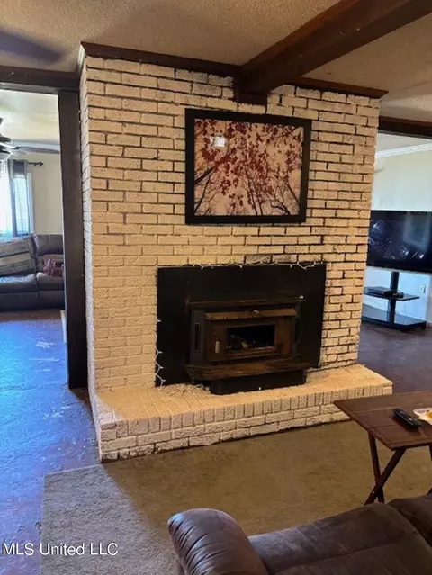 Living - 6012 Hernando Rd, Byhalia, MS 38611 photo 3 of 4