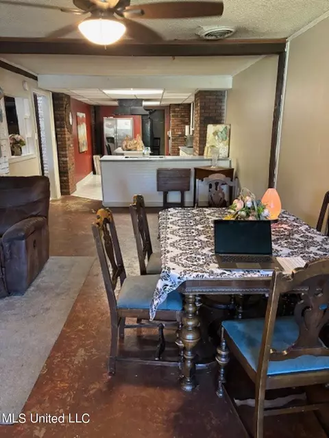 Living - 6012 Hernando Rd, Byhalia, MS 38611 photo 4 of 4