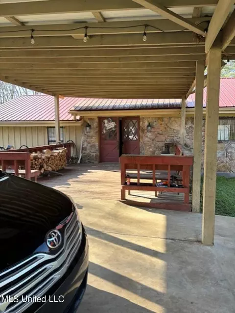 Exterior - 6012 Hernando Rd, Byhalia, MS 38611 photo 3 of 6