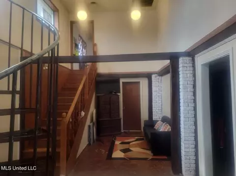 Entry Way - 6012 Hernando Rd, Byhalia, MS 38611 photo 1 of 4
