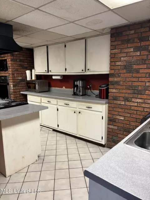 Kitchen - 6012 Hernando Rd, Byhalia, MS 38611 photo 3 of 5