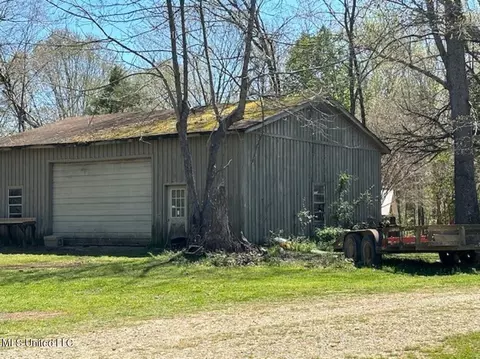 Exterior - 6012 Hernando Rd, Byhalia, MS 38611 photo 4 of 6