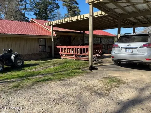 Exterior - 6012 Hernando Rd, Byhalia, MS 38611 photo 2 of 6