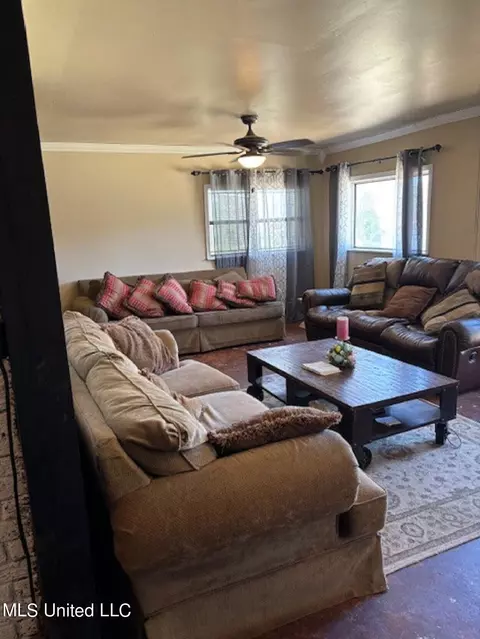 Living - 6012 Hernando Rd, Byhalia, MS 38611 photo 1 of 4