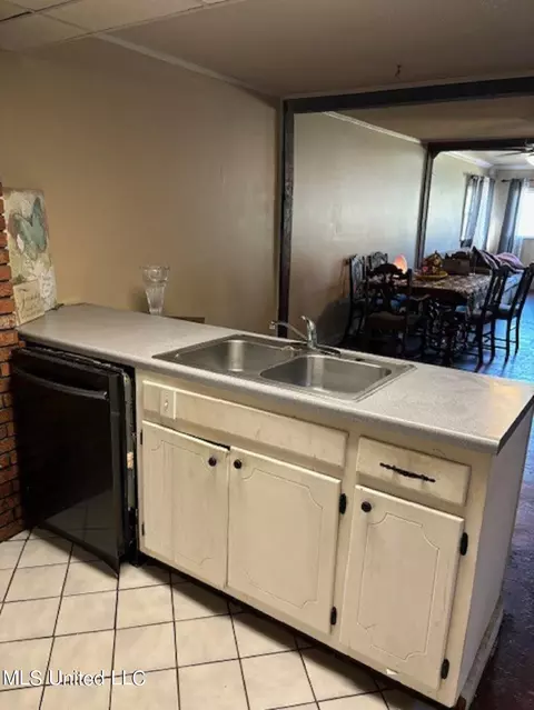 Kitchen - 6012 Hernando Rd, Byhalia, MS 38611 photo 2 of 5