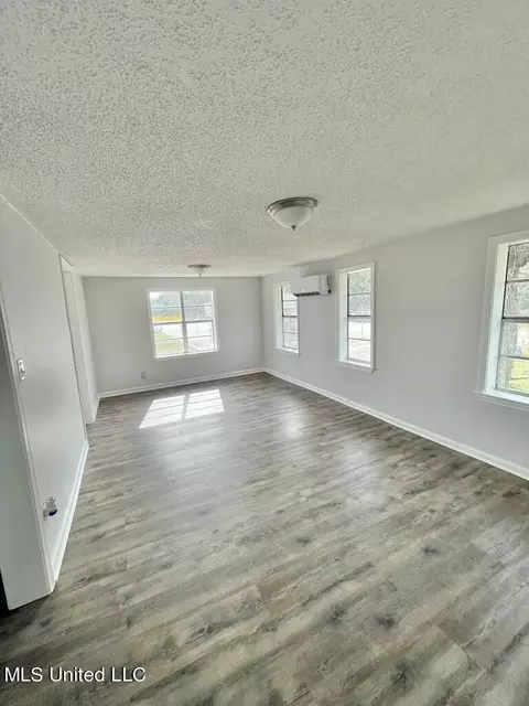 Living - 602 Bennett St, Picayune, MS 39466 photo 1 of 2