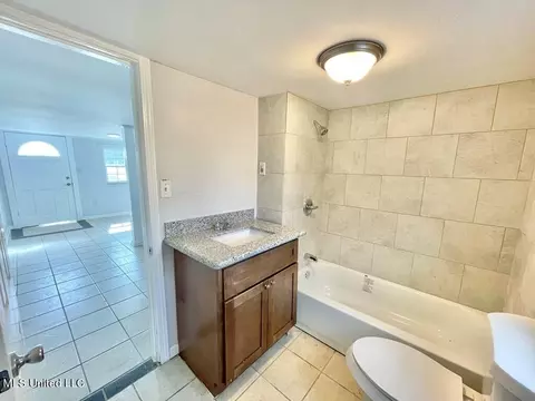 Bath - 602 Bennett St, Picayune, MS 39466 photo 2 of 3