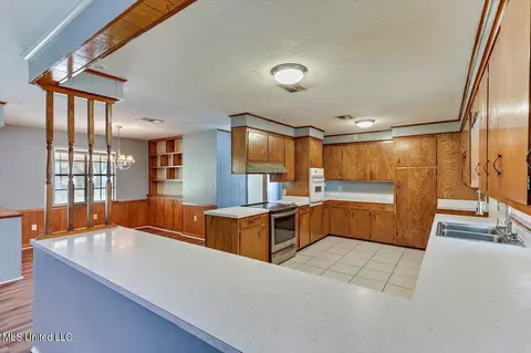 Kitchen - 124 Ludlow Rd, Pearl, MS 39208 photo 2 of 7