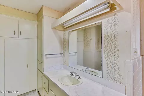 Bath - 124 Ludlow Rd, Pearl, MS 39208 photo 3 of 4