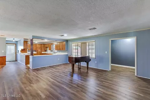Living - 124 Ludlow Rd, Pearl, MS 39208 photo 3 of 5