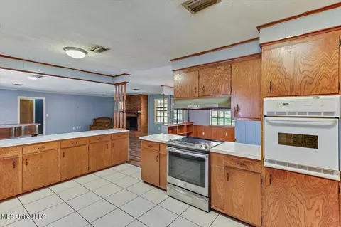 Kitchen - 124 Ludlow Rd, Pearl, MS 39208 photo 3 of 7