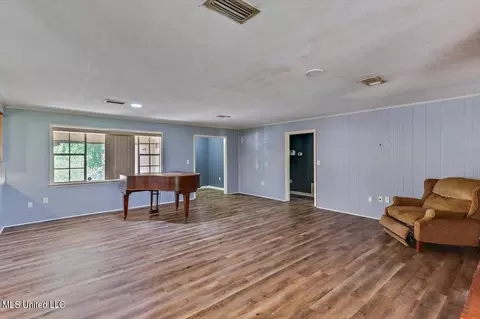 Living - 124 Ludlow Rd, Pearl, MS 39208 photo 2 of 5